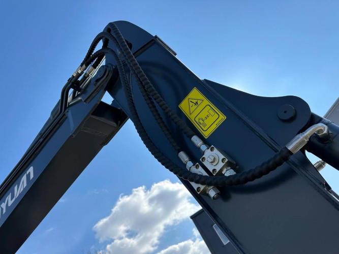 Колесный экскаватор XINYUAN B80W 