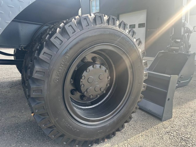 Колесный экскаватор XINYUAN C100 Professional 